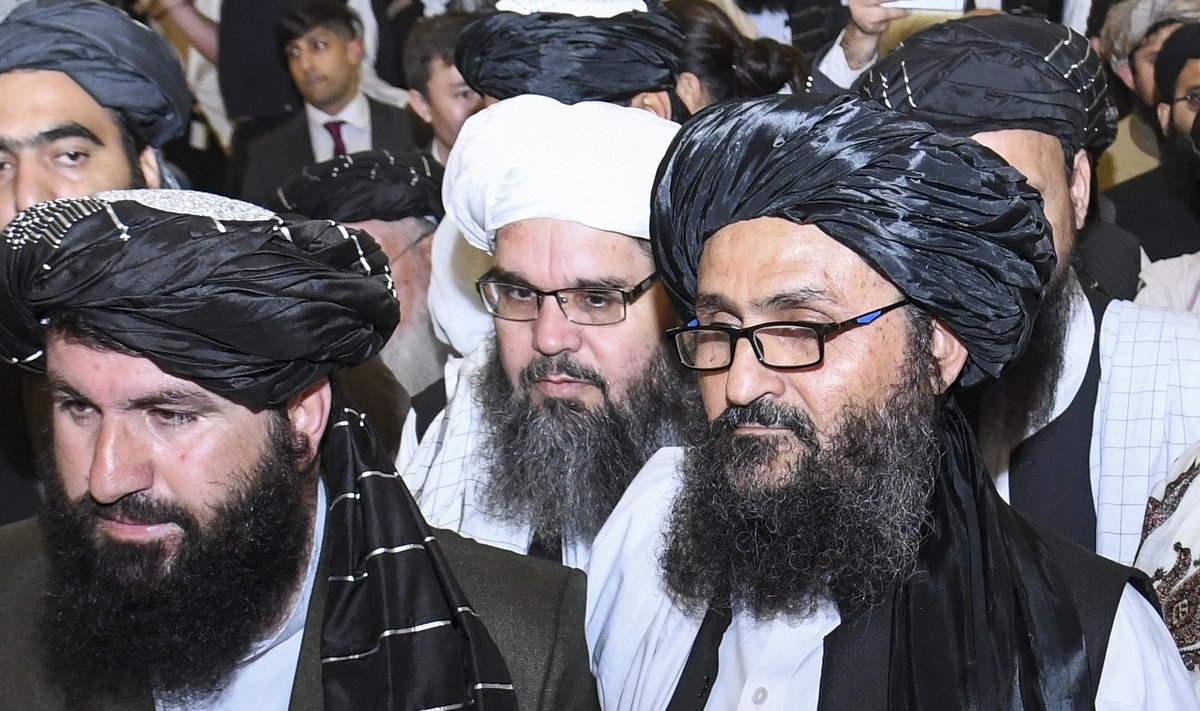 Talibani kaasasutaja Abdul Ghani Baradar (paremal) laupäeval delegatsiooniga Dohas.