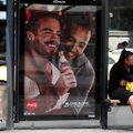 ФОТО: Coca-Cola вывесила рекламу с гей-парой в Венгрии. Консерваторы требуют бойкотировать их продукцию