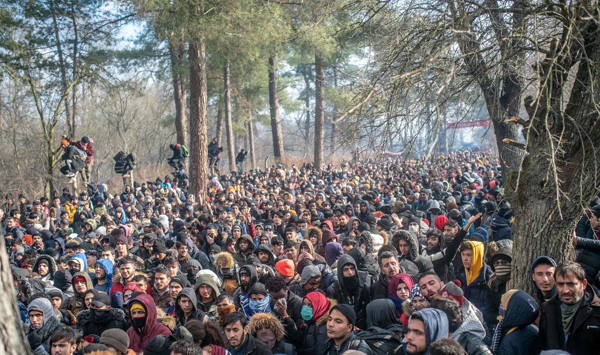 Laupäeval jäi umbes 4000 migranti Pazarkules Türgi ja Kreeka vahelisele piirialale lõksu, sest Kreeka piirivalve ei lasknud neid läbi.