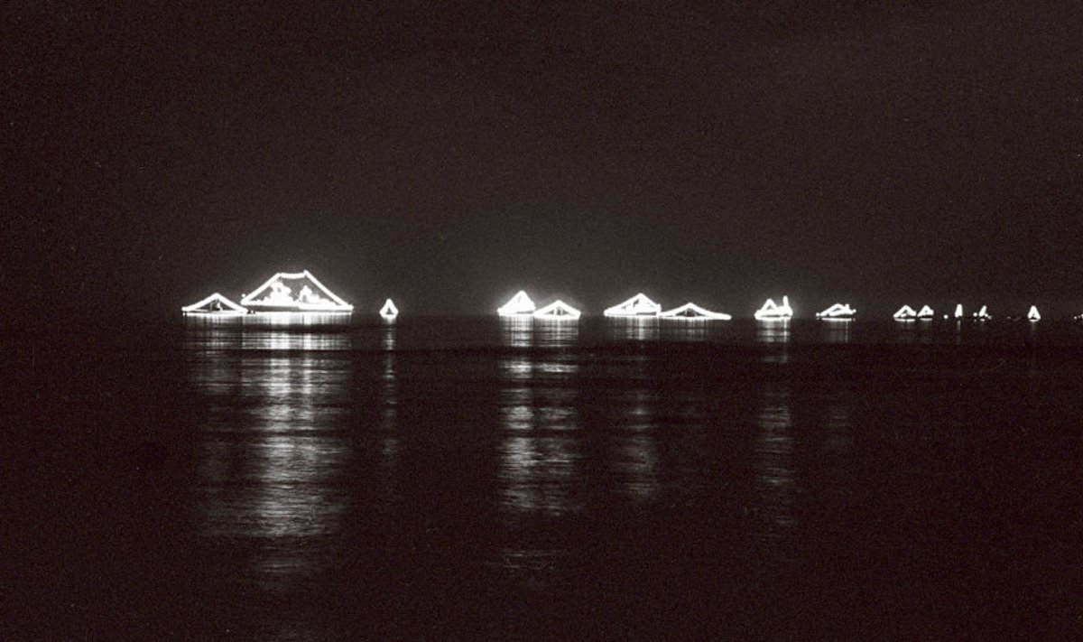 Punaklaevastik: Illumineeritud Nõukogude sõjalaevad Tallinna reidil juulis 1966. 