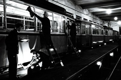 Öötöö: Trammide korrastamine hommikuks trammidepoos septembris 1956.