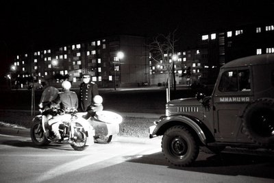 Öine vahtkond: Tallinna Miilitsavalitsuse üksiku motoriseeritud operatiivdivisjoni patrull öisel tänaval novembris 1966. See ei paista küll pildilt välja, aga miilitsavorm oli toona veel tumesinine ja autod-tsiklid  sinised, punase triibuga. 