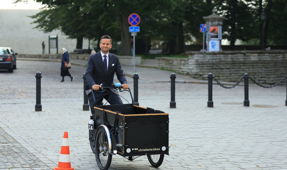 KOGU PERE RATASTEL: Pärtel-Peeter Pere mitmeliikmeline perekond sõidab Tallinnas juba seitsmendat talve ratastega, sest neil pole autot vaja. Pildil siiski vaid perepea.