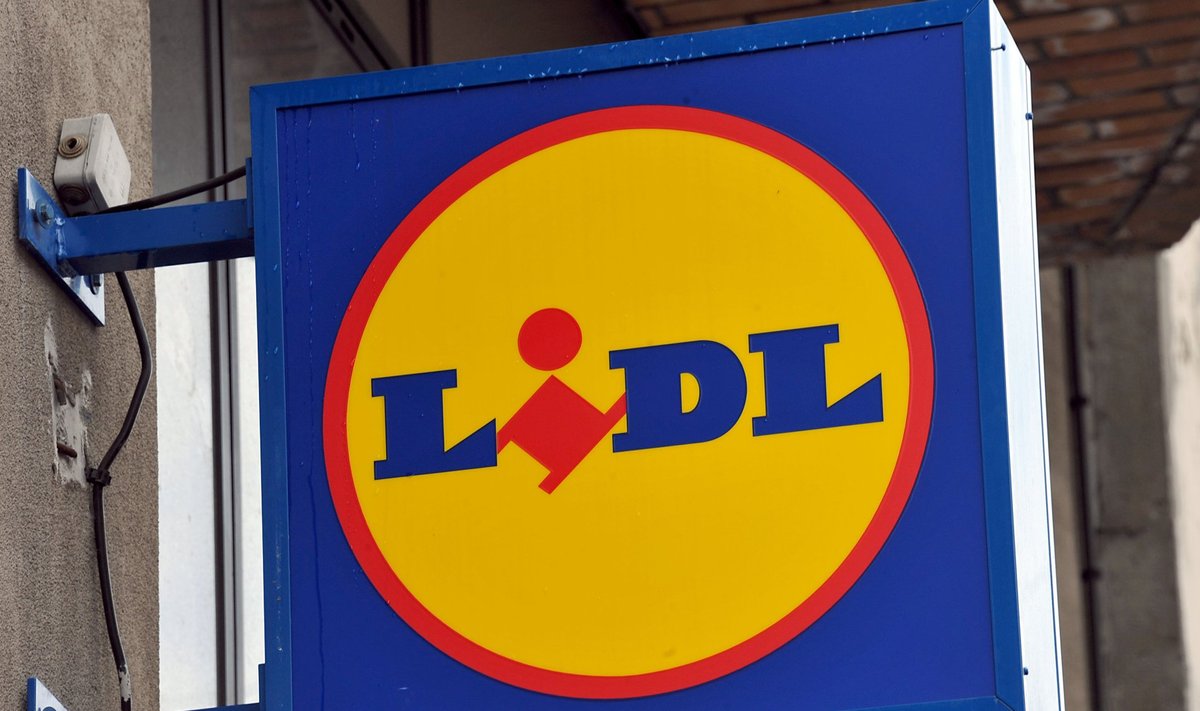 A picture taken on June 16, 2011 in the northern French town of Lille, shows the logo of discount supermarket LIDL. Six children were being treated in hospital today in Lille for food poisoning related to a rare strain of E.coli bacteri, after having consumed suspect frozen ground beef sold under the brand 'Steak Country' at the Lidl store chain. The children, the youngest of whom is 20 months old, had eaten defrosted hamburgers made by the French company SEB which said the meat was taken from animals slaughtered in Germany and processed in France. AFP PHOTO / PHILIPPE HUGUEN..