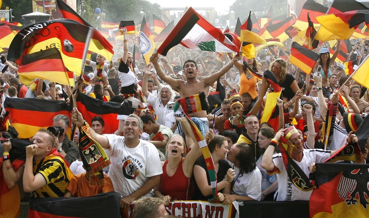 Sakslased 2006. aasta kodusel MM-il omadele kaasa elamas.