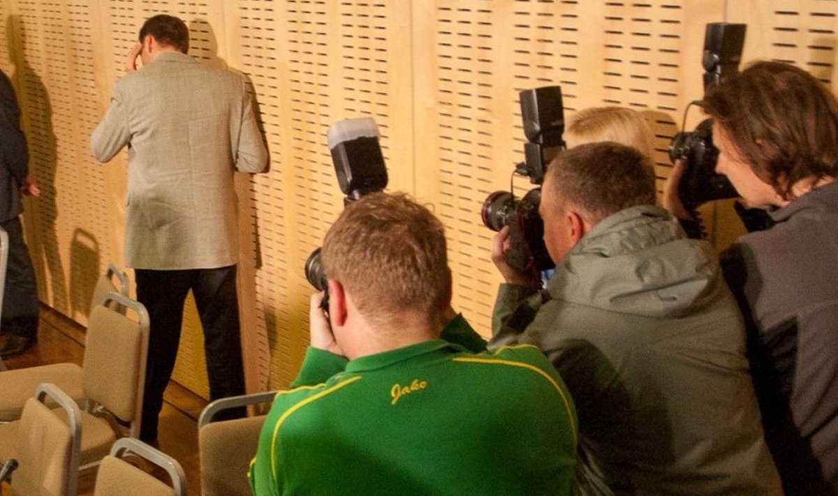 Eesti spordiajaloo kõige skandaalsemal pressikonverentsil 7.aprillil tuli suusaliidul tunnistada, et armastatud kahekordse olümpiavõitja Andrus Veerpalu organismist tuvastati 14. veebruaril 2011 rahvusvahelise antidopinguorganisatsiooni WADA poolt lubatud normist kõrgem tase.
