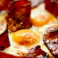 KIIRE HOMMIKUSÖÖGI SOOVITUS: Ameerikapärane muna-peekoni-kartuliroog ehk hash brown ahjumunade ja magusa peekoniga