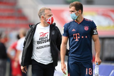 Bayerni peatreener Hans-Dieter Flick kandmas rassismivastase sõnumiga T-särki.