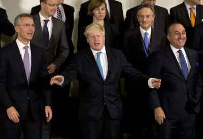 Esireas: NATO peasekretär Jens Stoltenberg, Briti välisminister Boris Johnson ja Türgi välisminister Mevlüt Çavuşoğlu