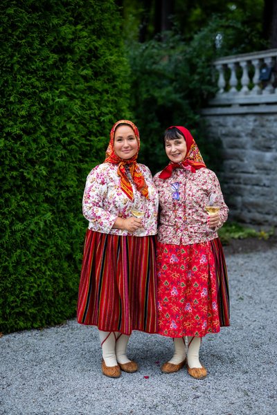 KIHNU KULTUURI HOIDJAD Maria Michleson ja Helga Michelson. „Soovime, et elu Eestis oleks sama värviline, rõõmus, lahke ja sõbralik nagu meie Kihnu riided! Kohtudes meie riigi kuulsate ja väljapaistvate inimestega, oli tunne, et tahaks neid kõiki tervitada. Ja seda me ka mõnel juhul tegime,“ rääkis Maria.