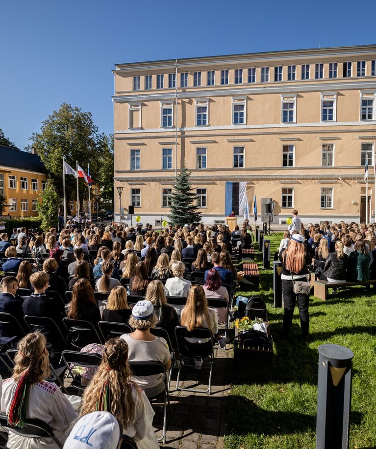 Täna kogunevad koolid õppeaasta avaaktusele. Õpetajate peas on, nagu juba aastaid, ka mure oma palga pärast.