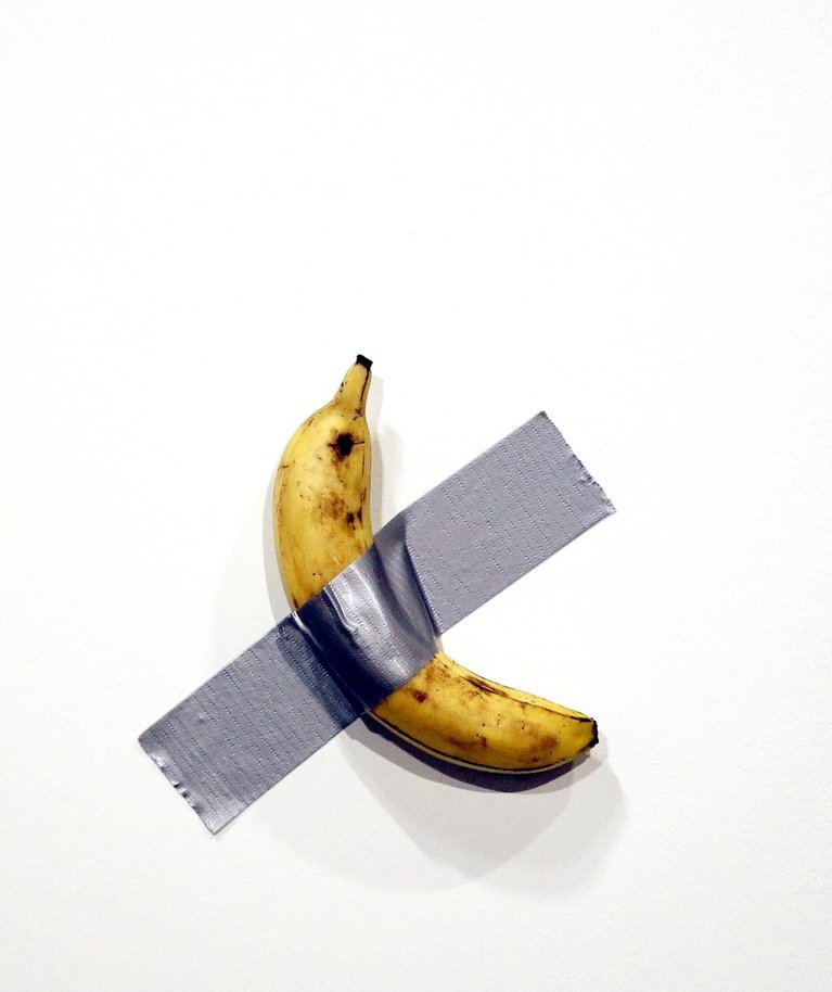 120 000 DOLLARIT: Detsembri alguses kleepis tuntud itaalia kunstnik Maurizio Cattelan kunstimessil Art Basel Miami Beach Pariisi galerii Perrotin messiboksi seinale teibi abil banaani.