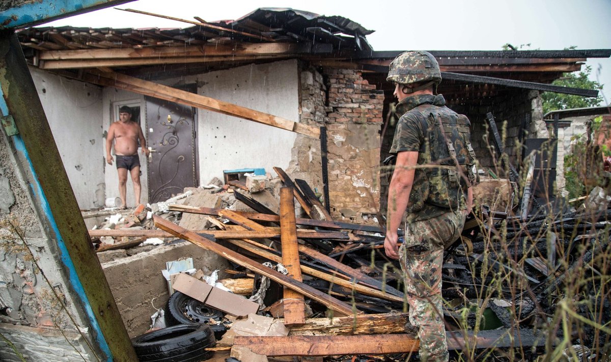 Ukraina sõdur uuris pühapäeva hommikul Venemaa toetatud separatistide pommitamise järgseid kahjustusi Zolotes, mis asub linnulennult 50 kilomeetri kaugusel Luganski oblastis kulgevast rindest.