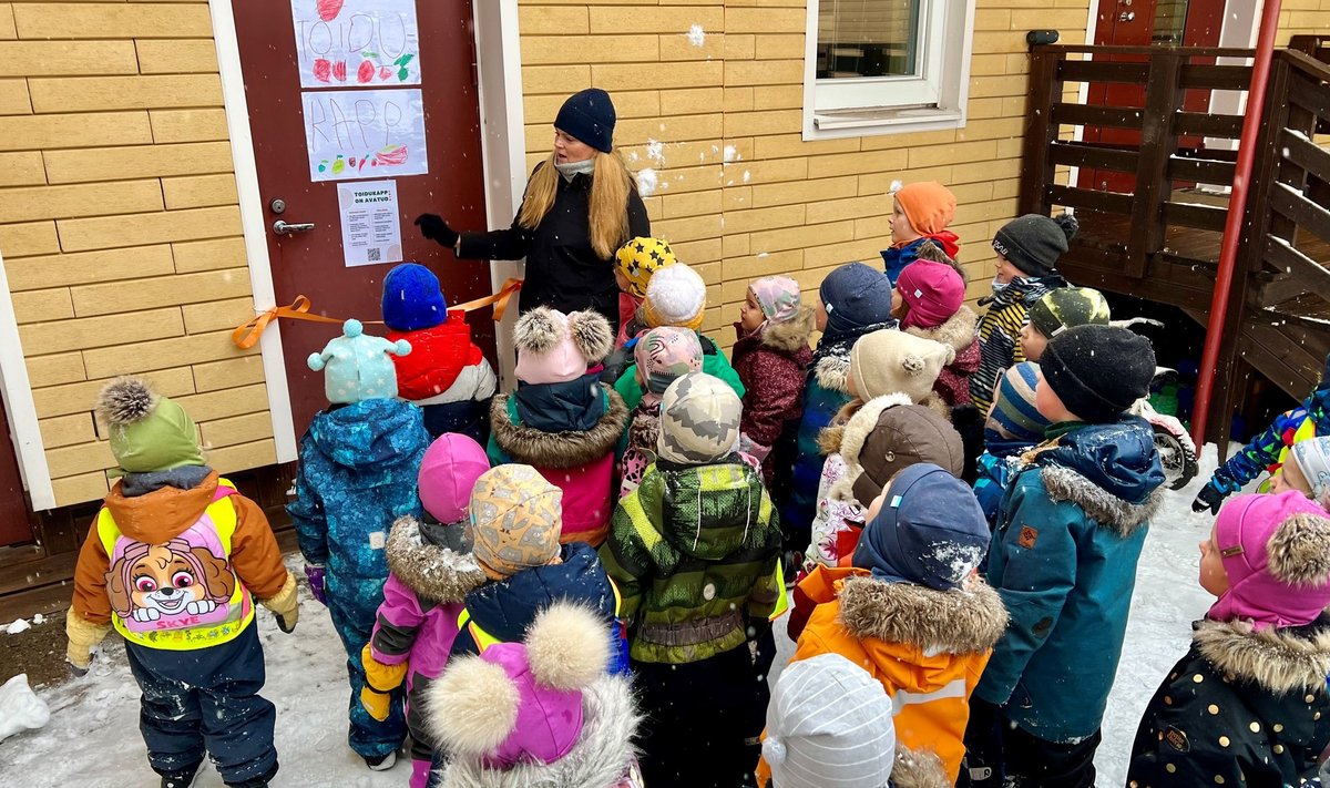 Kohila lasteaia direktor Kristina Mägi koos lastega toidukapi avamisüritusel 30. novembril.
