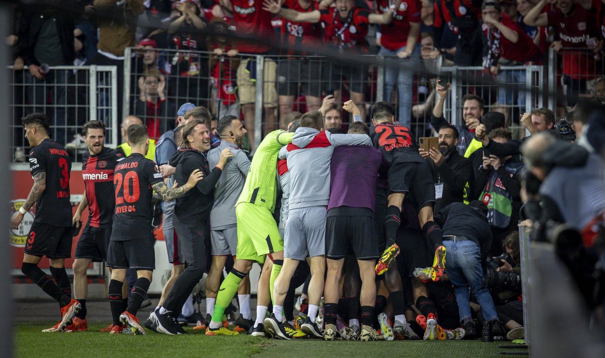 Leverkuseni mängijad viigiväravat tähistamas.