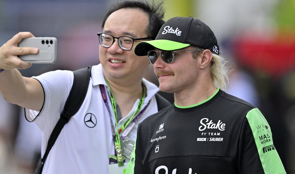 Valtteri Bottas poseerib koos fänniga Singapuri GP-l.