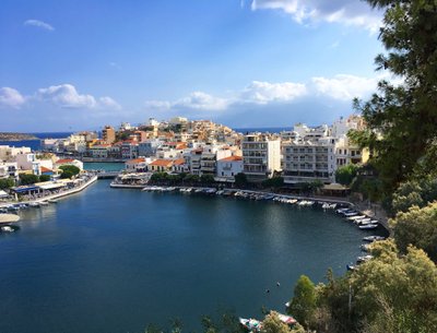 Kruiisi esimene peatus Kreeta idapoolseimas sadamalinnas Agios Nikolaoses, kus on imeilusad vaated nii otse kesklinna ja promenaadi ääres asuvale jahisadamale kui ka maalilisele järvele ja selle ääres asuvatele kohvikutele.