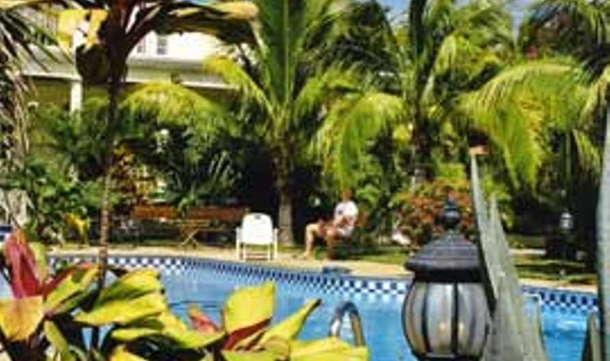 AAFRIKA KANDIKUL: Inglise ja prantsuse juurtega Mauritiusel pääseb turist basseini äärde lõõgastuma suuremate vapustusteta. Indrek Aigro