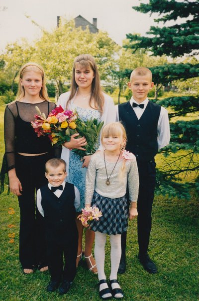 Vanema tütre Kärdi Tudu põhikooli lõpupäev 2005. aastal, pildil (vasakult) Epp, Kärt, Siim, ees Mattias ja Tuule Sireli