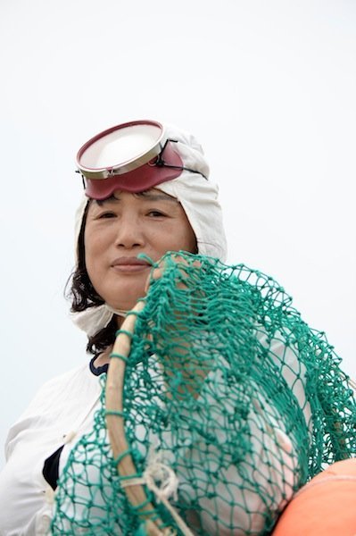 MERIMEMM: Haenyeo, sõna-sõnalt tõlgituna merenaine, on Jeju ja selle ümbruse saarte naine-kalur, kes läheb merre üsna napi sukeldumisvarustusega. Okkalisi merisiilikuid käiakse kogumas 5–20 meetri sügavuselt.