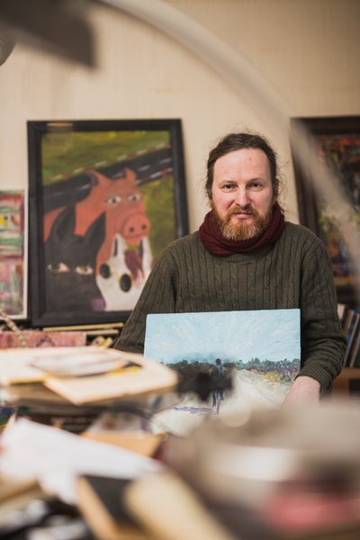 Mehis Heinsaarel on üks äge maal, Maalehe kunstniku Valdek Alberi tehtud. Pildil on kujutatud tee ja mees jalgrattal igaviku poole liikumas.