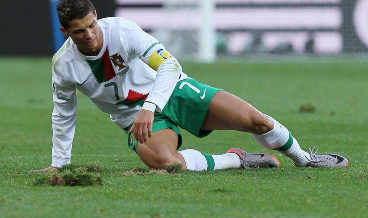 Portugal's striker Cristiano Ronaldo reacts after falling on ground  during the Group G first round 2010 World Cup football match Ivory Coast vs Portugal on June 15, 2010 at Nelson Mandela Bay stadium in Port Elizabeth. NO PUSH TO MOBILE / MOBILE USE SOLELY WITHIN EDITORIAL ARTICLE -          AFP PHOTO / KARIM JAAFAR