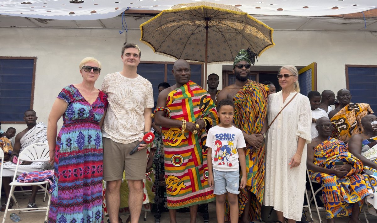 KUNINGAL KÜLAS Malle, Taavi, kuningas Baffour Agyei Fosu II, kohalik Gilly, tema eestlannast kaasa Annika Jones ja nende poeg Stig.