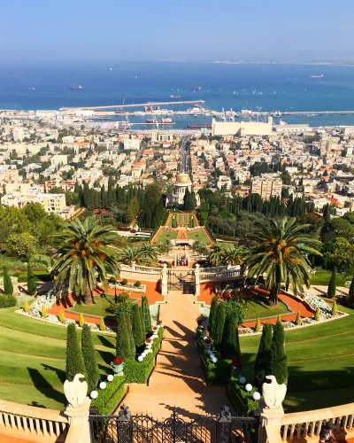 Lillede, marmori ja purskkaevudega Baha'i aiad Iisraeli suurimas sadamalinnas Haifas, vaadatuna ülevalt Carmeli mäe otsast. Riigi põhjaosas asuv Haifa on suuruselt kolmas linn Iisraelis ja see on hea lähtekoht ekskursioonideks erinevatesse ajaloolistesse kohtadesse, nagu Jeesuse sünnilinna Petlemma ja tema lapsepõlve elukohta Naatsareti, samuti Jeruusalemma ja Tel Avivi.