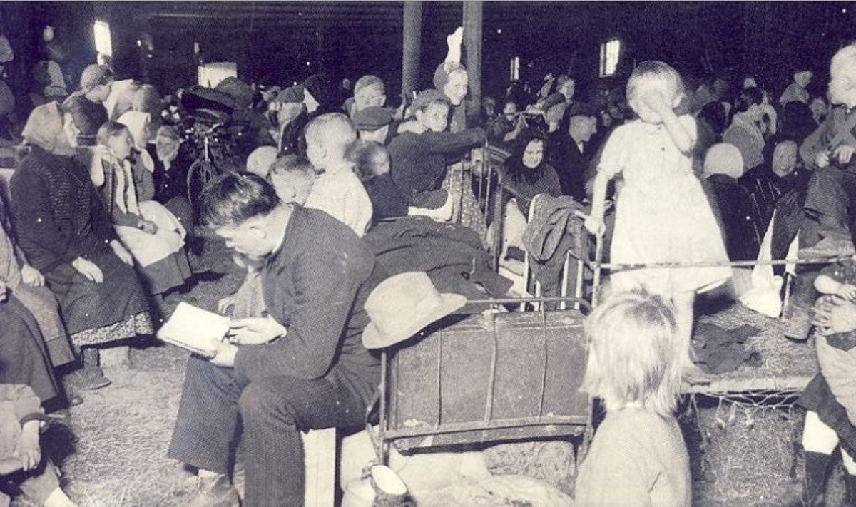 SÕJA JALUS: Ingeri sõjapõgenikud ootavad Gatšina laagris Eestisse saatmist. Foto aastast 1943.