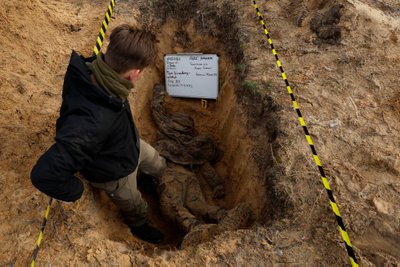 JÄRJEKORDNE LANGENU: Artur Simeiko seob iga haua ümber ohutuslindi ning asetab identifitseerimise eesmärgil hauda ka infotahvli. 