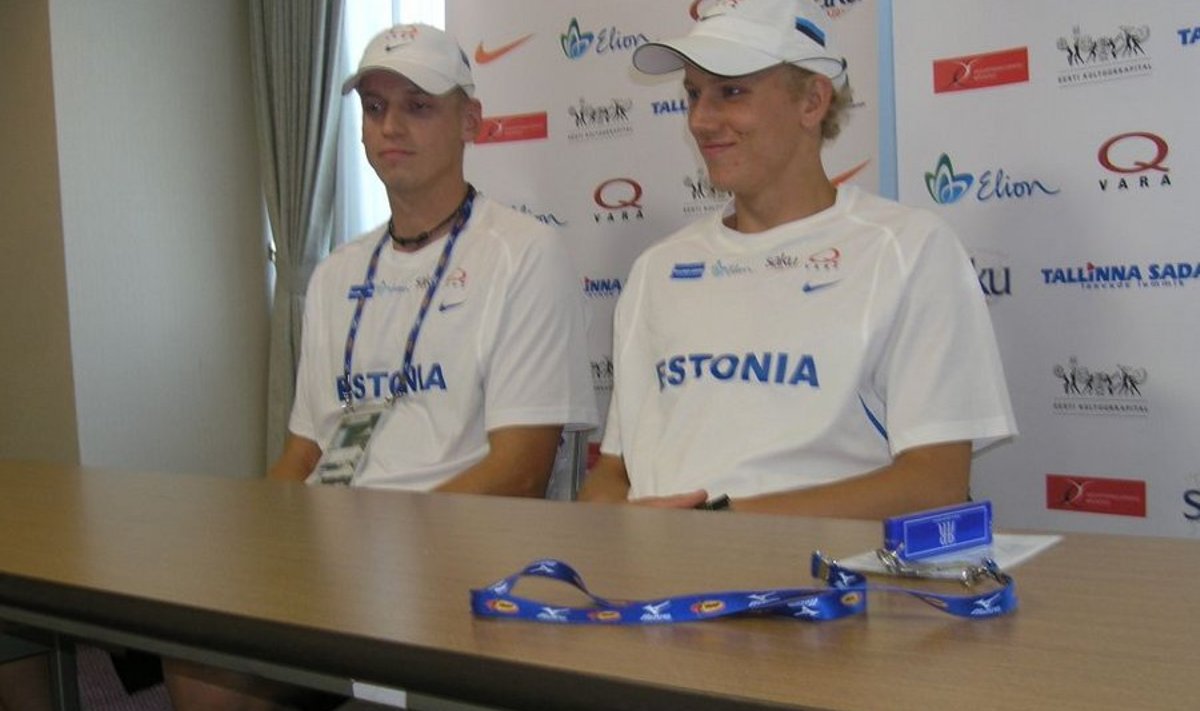 Marek Niit (paremal) ja Tarmo Jallai Osakas pressikonverentsil.