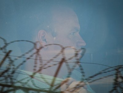 Pistise võtmise eest süüdi mõistetud Kaimo Järvik peab šokivangistusena ära kandma kahe kuulise karistuse. Foto Järvikust Tallinna Vangla sissepääsu juures, Tõnis Bittmani autos.