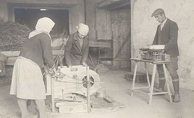 Proovide puhastamine ja kaalumine 1927. aastal. 