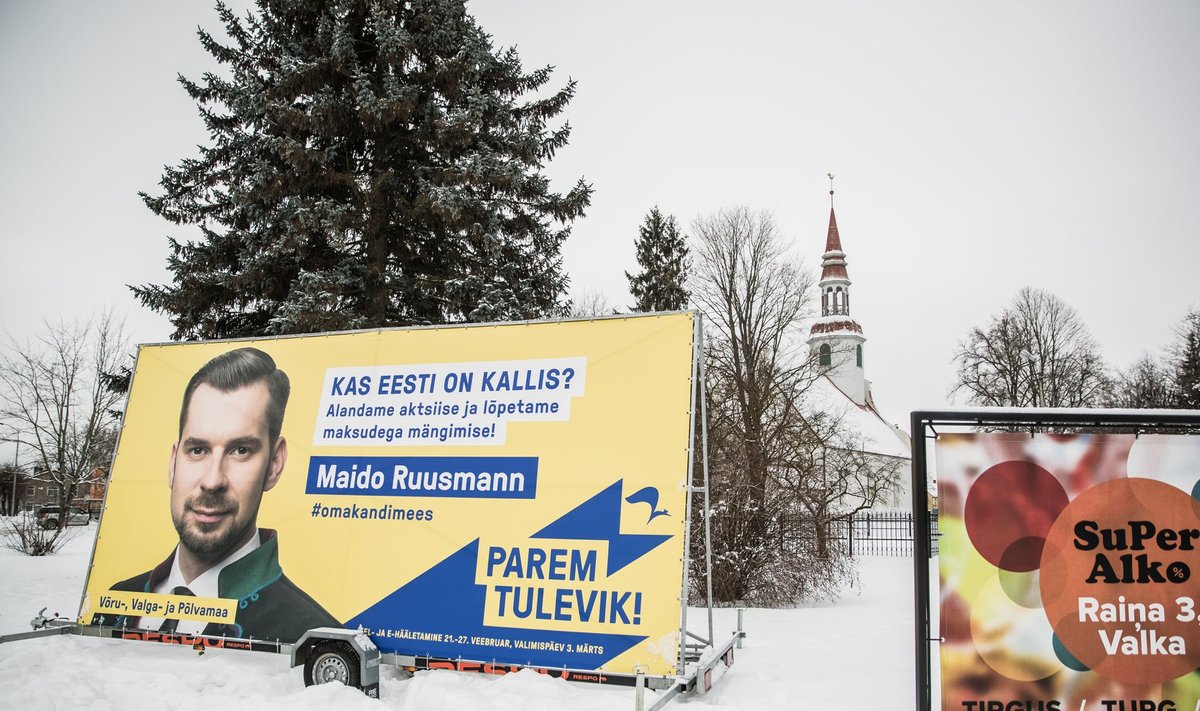 Üks reklaam seati üles Valka peatänavale Püha Katariina evangeelse luterliku kiriku taha.