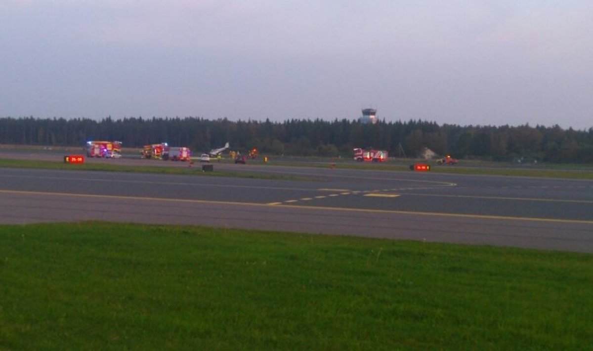 Telikurikkega väikelennuk maandus Tallinna lennuväljal
