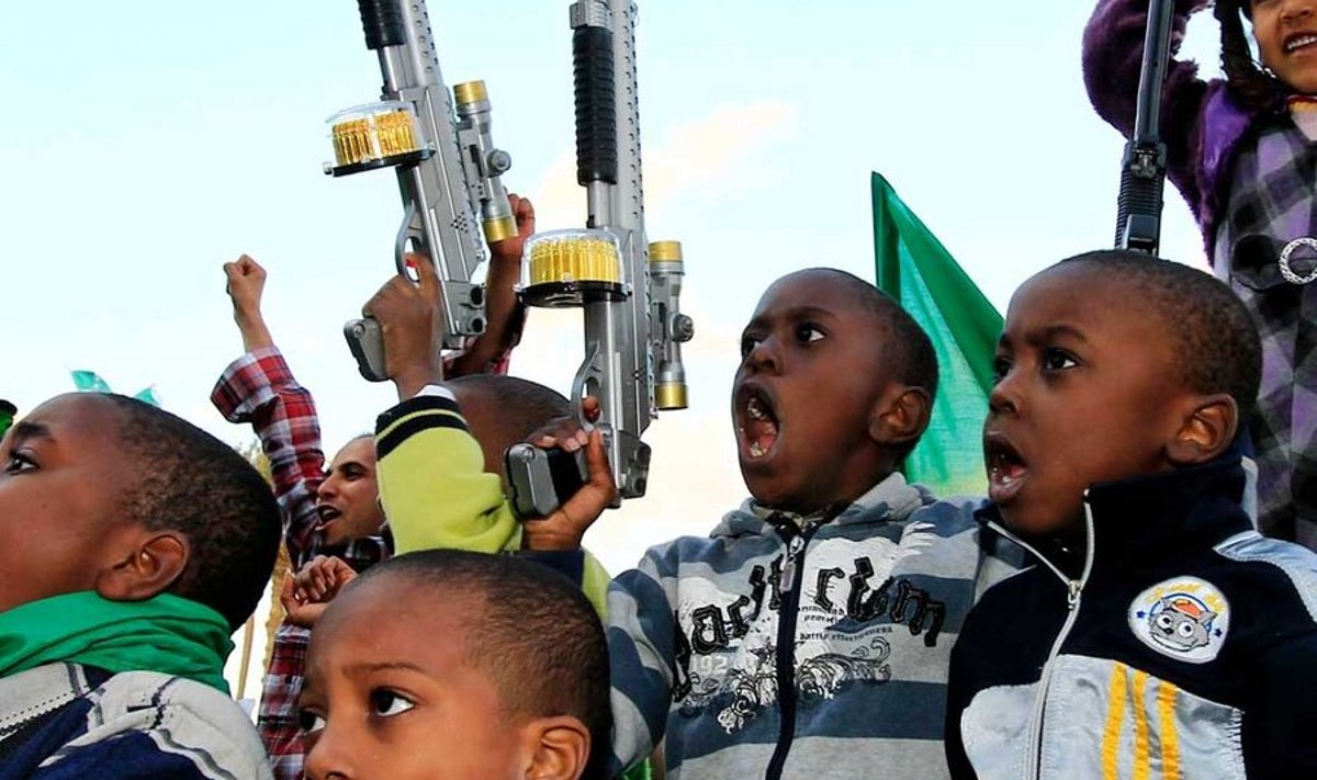 Liibüa Entel Tentel: Mängupüssidega Tripoli lapsed diktaator ­Muammar ­Gaddafi toetusmiitingul. Kas lapsesuu ei valeta? (Reuters / Scanpix)