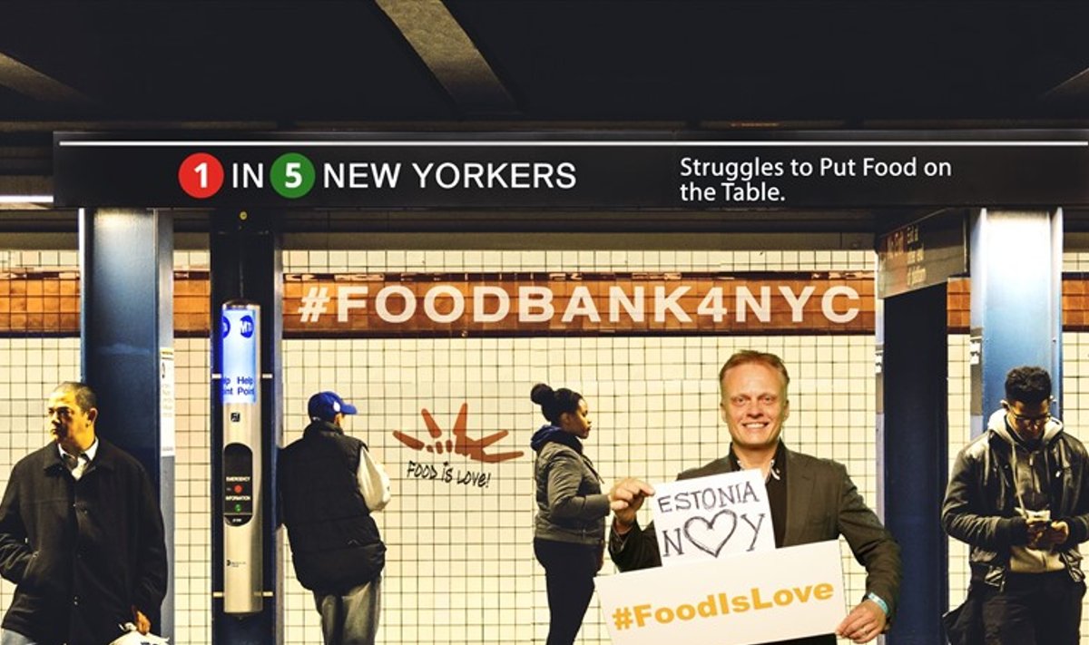 SOTSIAALSELT VASTUTUS­TUNDLIK: iga viies newyorklane kannatab tühja kõhtu, meenutati toidu- ja veinifestivalil korduvalt. Fotol on festivali äpp paigutanud loo autori (plakatiga) head sõnumit levitama New Yorgi metroosse.
