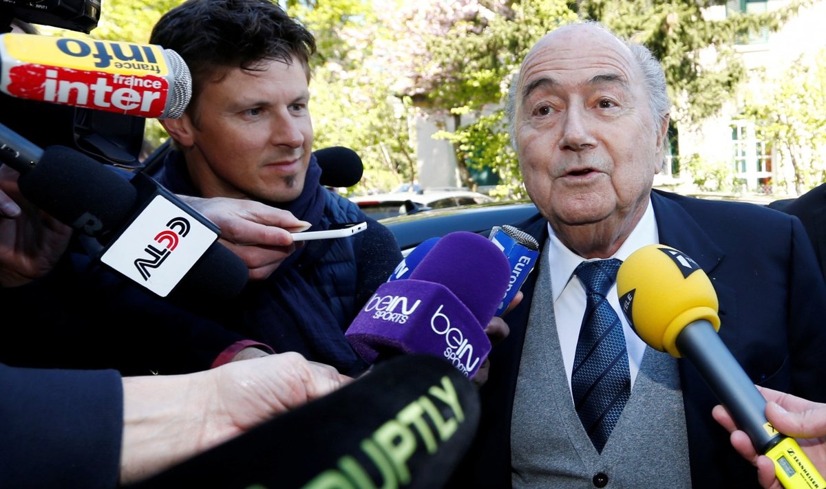 Sepp Blatter ajakirjanike piiramisrõngas