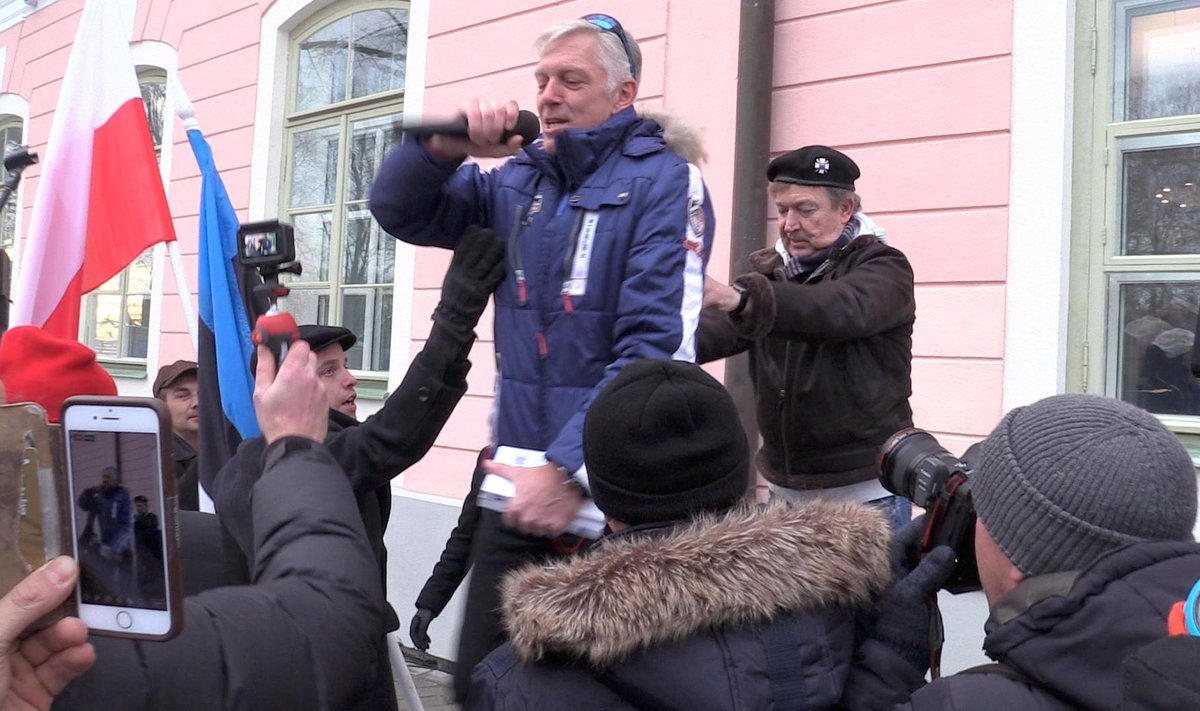Tarand hüppas EKRE poliitnõuniku Urmas Espenbergi toetava tõuke saatel lavalt alla.