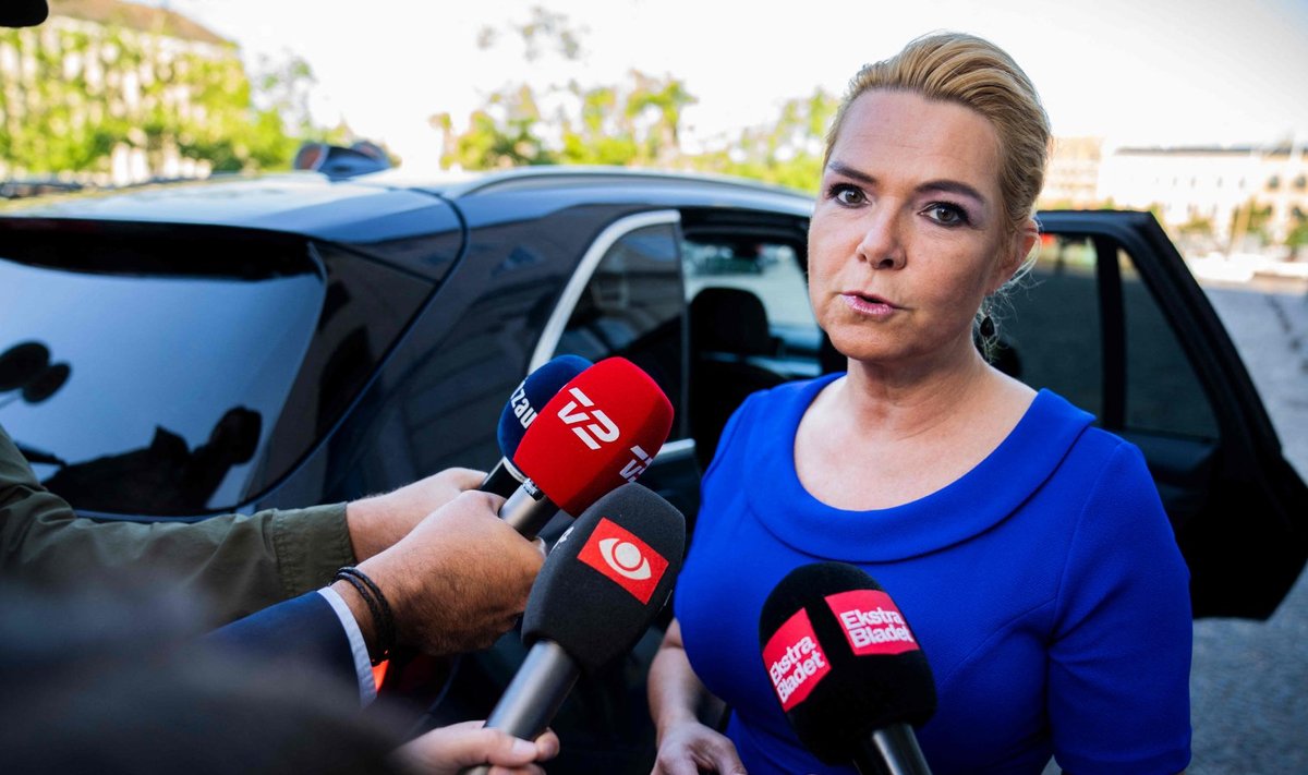 Endine minister Inger Støjberg ajakirjanikele kommentaare jagamas.