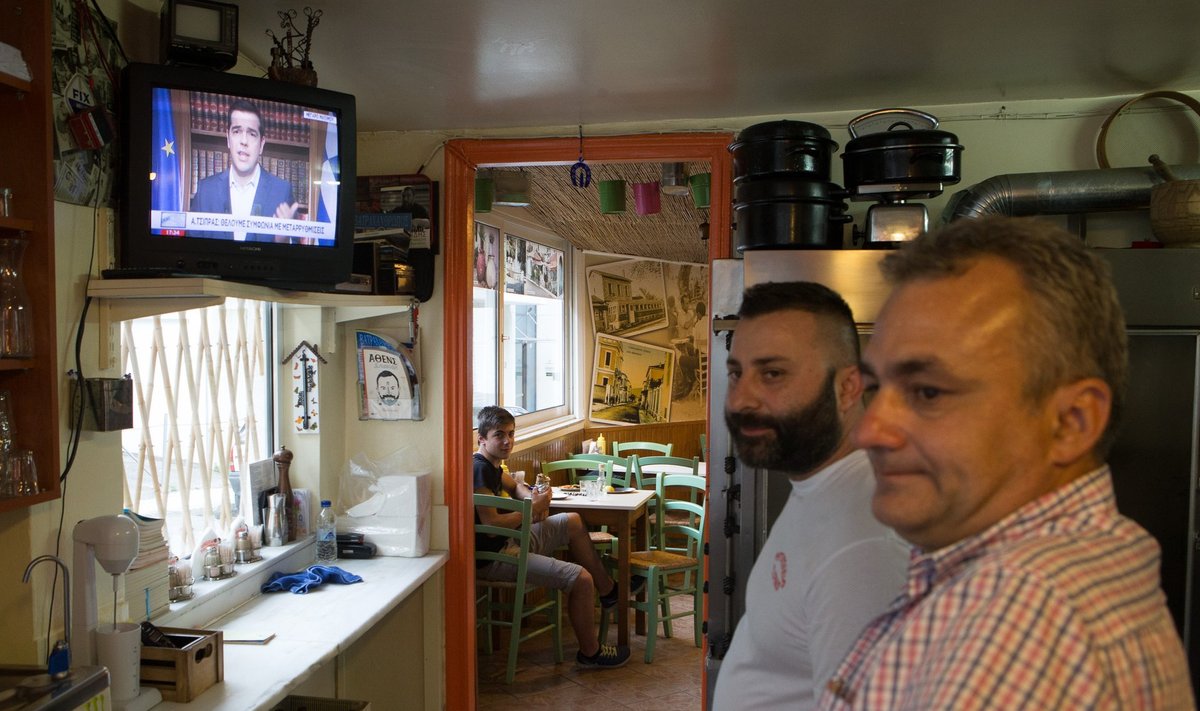 Väikese kohviku omanik Pabis (habemega) Ateenas peaministri kõnet kuulamas.