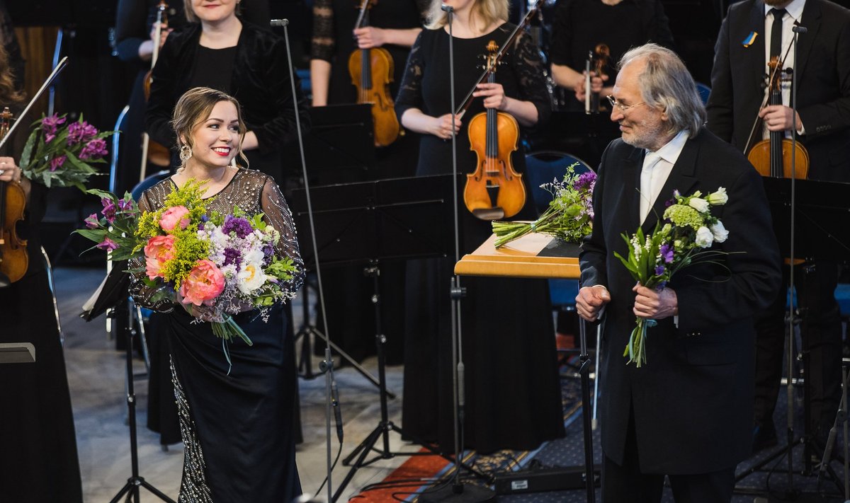 Sopran Mirjam Mesak ja dirigent Tõnu Kaljuste Kärdla kirikus pärast õnnestunud konsterti plaksutuste taustal kummardamas.