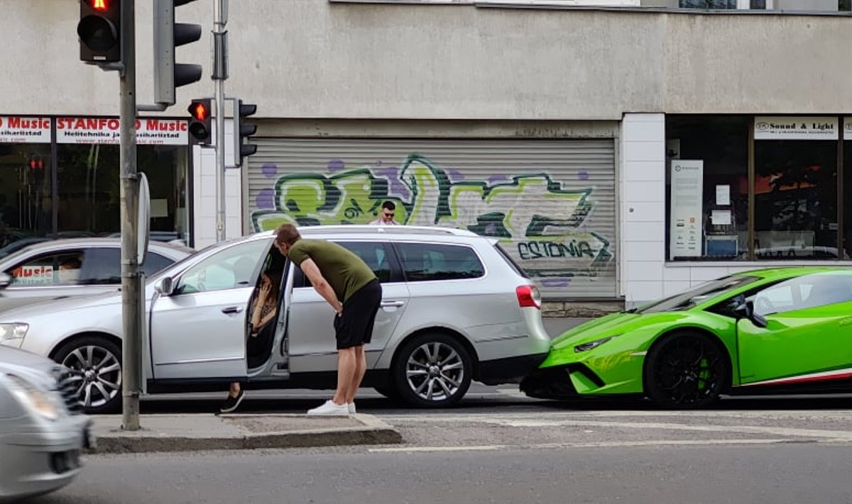 Lamborghini sõitis Tallinna kesklinnas Volkswagenile tagant sisse