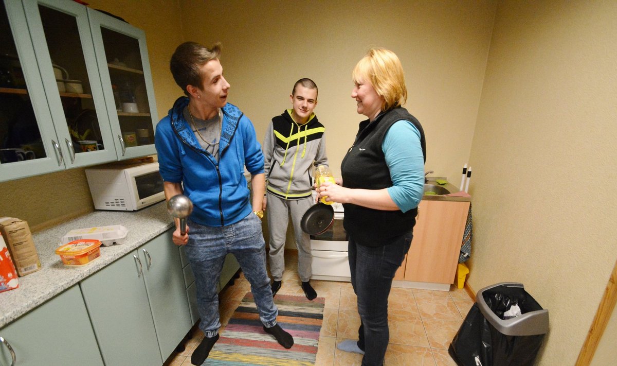Mihhail Zujev (vasakul), Kristjan Kangro ja kasvataja Teri Voomets Krabi õpilaskodu köögis.