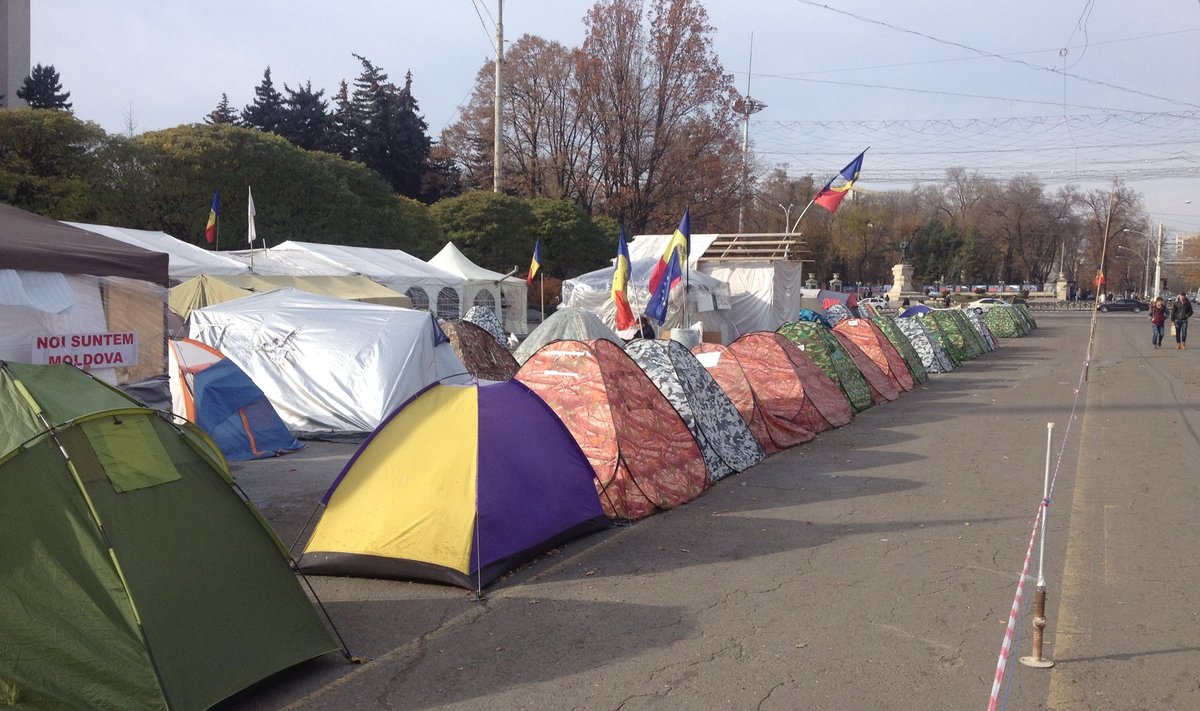Euroopa-meelse valitsuse ebakompetentsuse vastu protestiva liikumise laager Moldova valitsushoone ees 