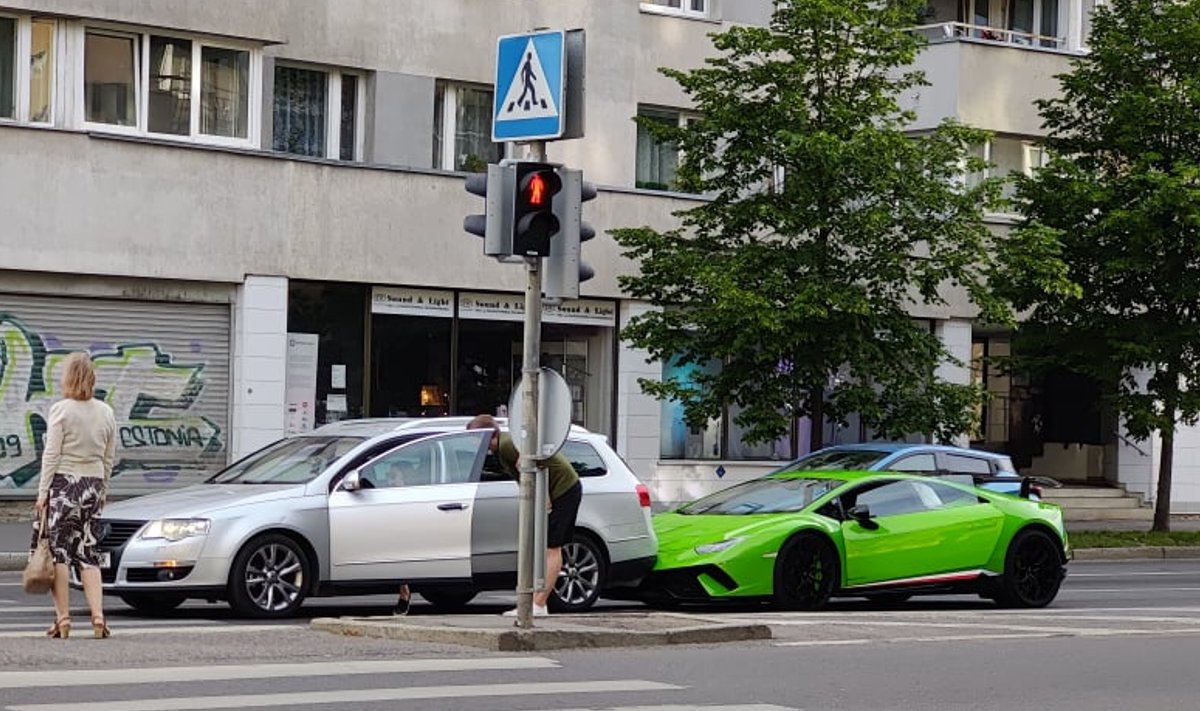 Kallis kõks: Lamborghini põrkas Tallinna kesklinnas Volkswageniga kokku