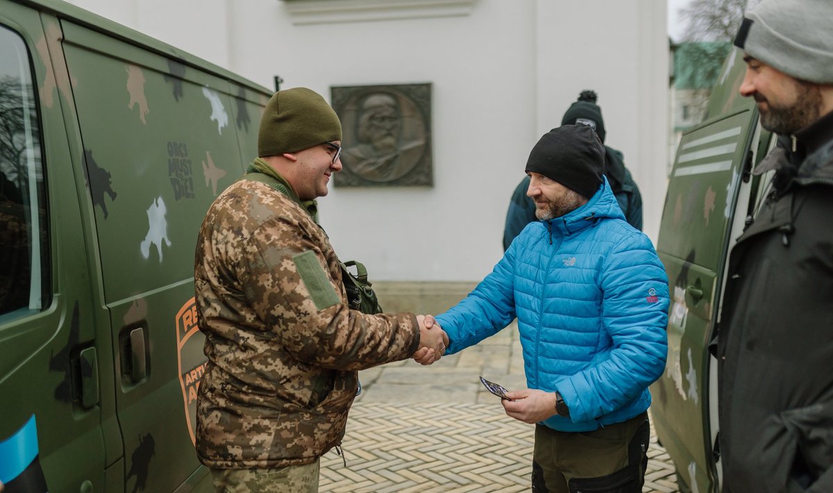 Украинский медик с позывным Лука (слева) благодарит Леммо Йонукса за передачу машины.