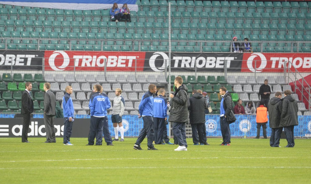 Äsja staadionile saabunud Eesti jalgpallikoondis