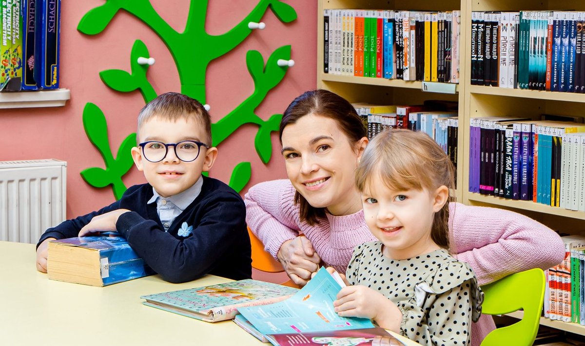 Pere ja Kodu lasteosa kaasautor Krista Kruve tutvustab raamatuid, mida ta lapsed Uku (7) ja Kertu (4) raamatukogust välja valivad.