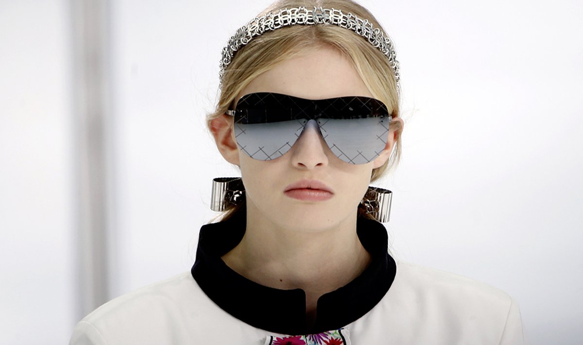 Chanel kombineeris julged metallaksessuaarid – peavõru ja juukseklambri. Silmapaistvate aksessuaaride puhul tuleb jälgida, et soeng jääks lihtsaks.